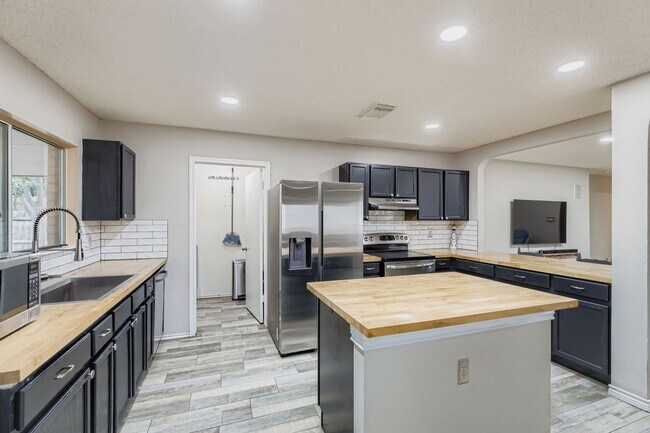 Building Photo - Stunning 3 bedroom home with Easy access t...