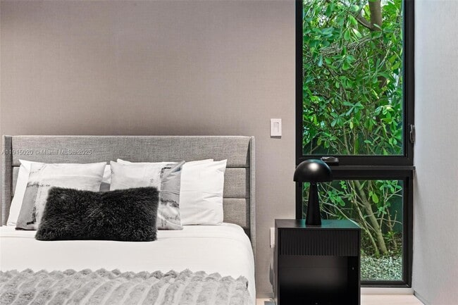 Building Photo - 77 SW 18th Terrace