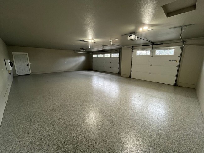 Building Photo - Amazing 4 Bed/3 Bath Home on One Acre with Large Shop – In Home Child Care Opportunity