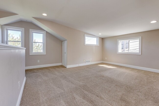 Building Photo - Available MAY 2026 - 2 Bedroom, 2 Bath Home w/ CRAZY City Views!