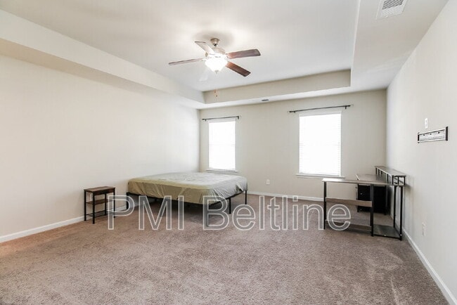 Building Photo - 1220 Hawthorne Tr