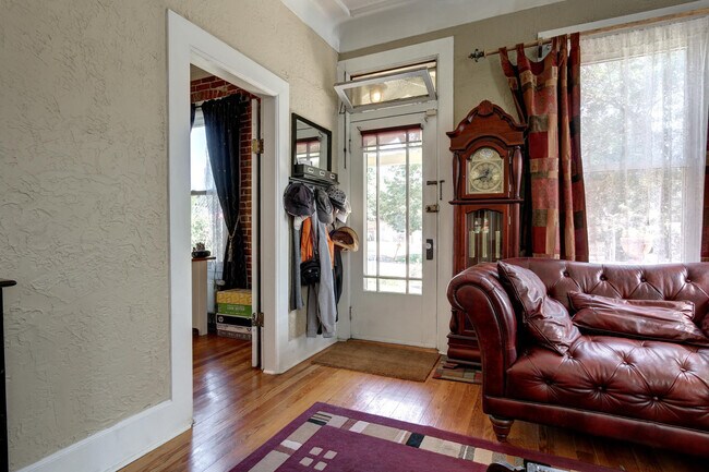 Building Photo - Bungalow in Desirable Highlands! Location Matters!