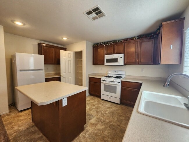 Building Photo - Great 2 Story Home in the SouthWest