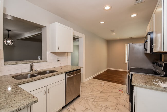 Building Photo - Fantastic 4bd/2ba home! Let yourself in!