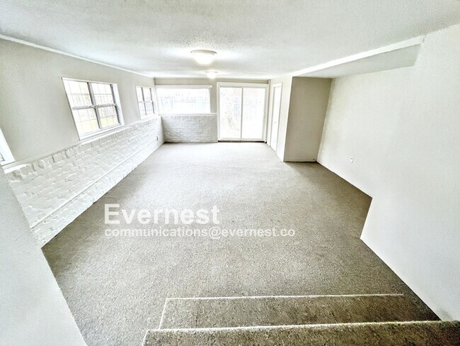 Building Photo - 4905 Eastwood Dr