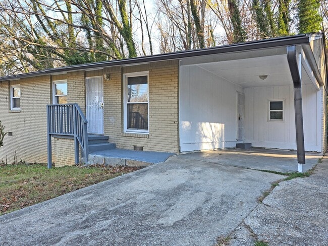 Building Photo - 2332 Baywood Dr SE