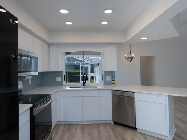 Building Photo - "Spacious 3-Bedroom Pool Home with 2 Baths & 2,075 Sq. Ft. of Comfort in Venice, FL!"