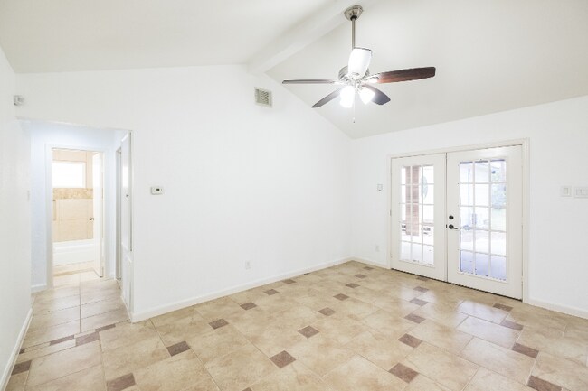 Building Photo - 1419 W Donovan St