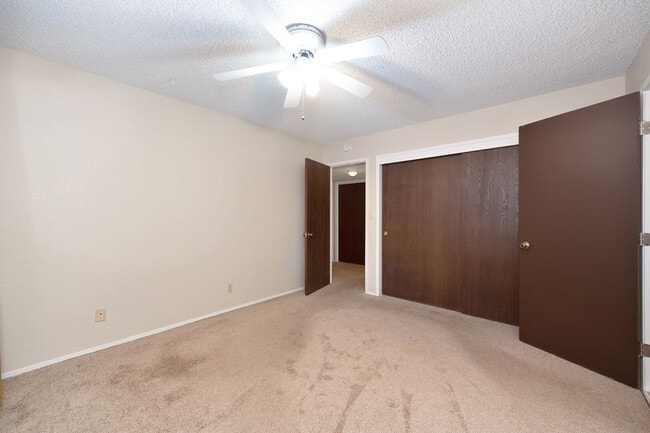 Building Photo - Prime location