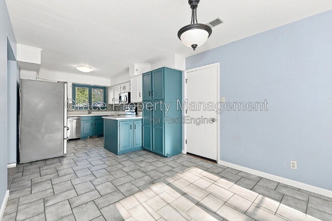 Building Photo - 852 S Quail Way