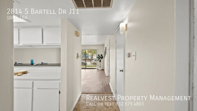 Building Photo - 2814 S Bartell Dr