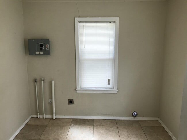 Building Photo - 1221 N Louisa Ave