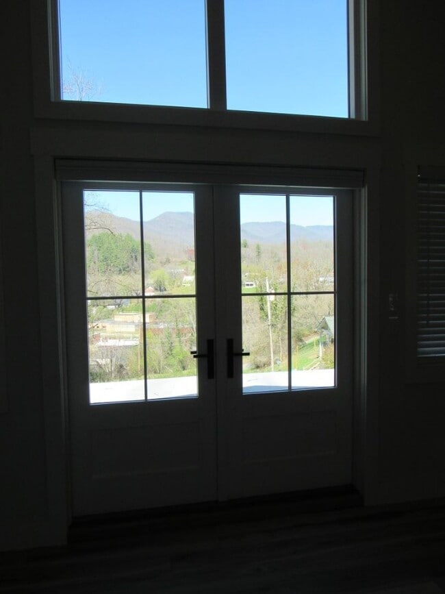 Building Photo - $1,800 - 2 Bed/2Bath Newly Renovated Unfurnished House Overlooking Downtown Sylva