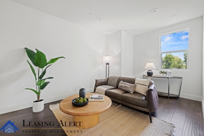 Building Photo - 5011 Hayvenhurst Ave