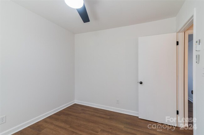 Building Photo - 933 Cantwell St
