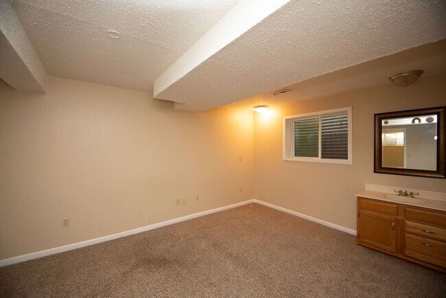 Building Photo - Great 4 bedroom Ranch style home!