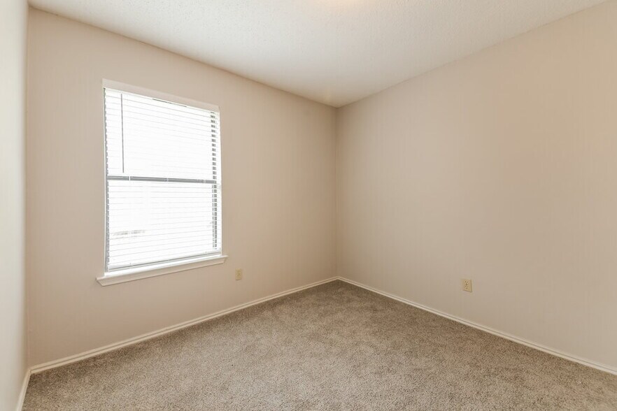 Building Photo - 3702 Knights Bridge Dr