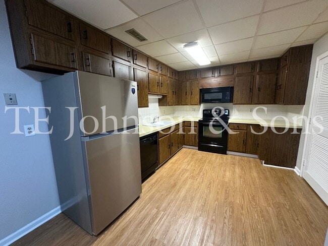 Building Photo - Two Bedroom Condo Convenient To WFU