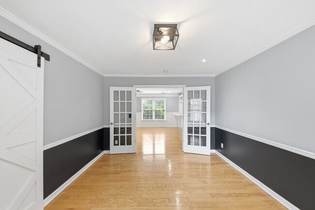 Building Photo - 310 Crescentview Ct