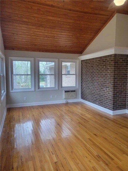 Building Photo - 3370 Westbrook Rd