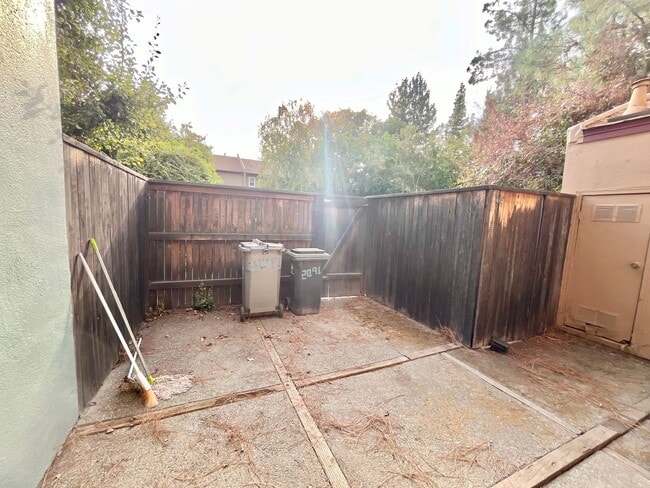 Building Photo - Adorable 3 bed / 1.5 bath Condo