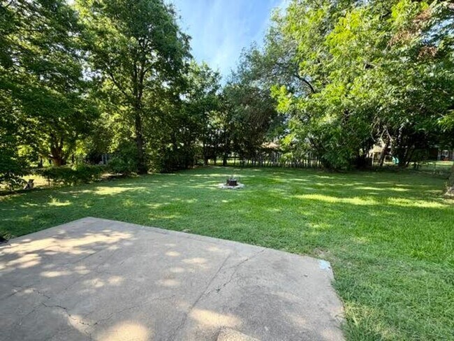 Building Photo - 122 Meadowbrook St