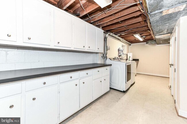 Building Photo - 3061 N Oakland St