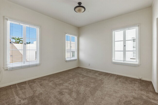 Building Photo - 1530 Miramar Dr