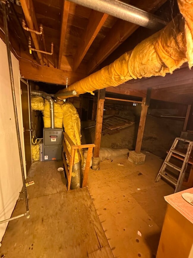 Building Photo - Expansive House in the Monclair Village, Q...
