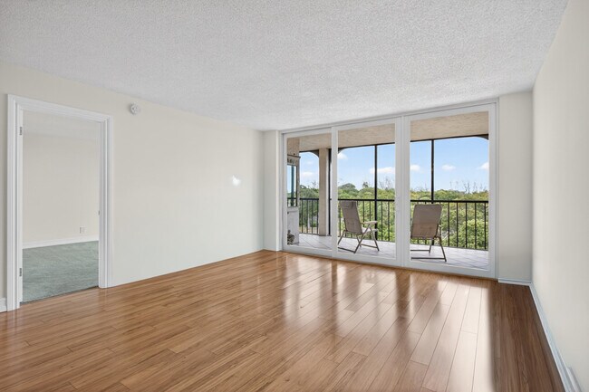 Building Photo - 1631 Riverview Rd