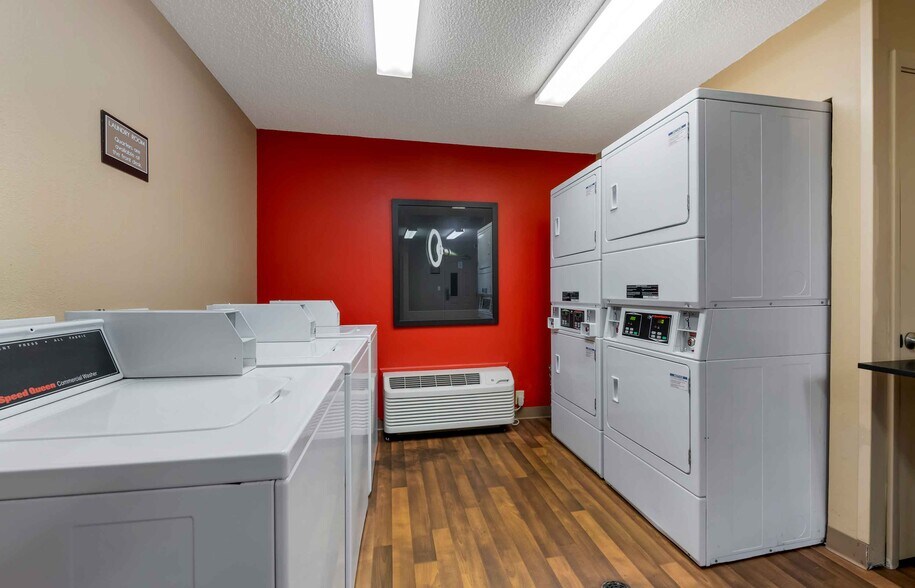 Building Photo - Furnished Studio-Daytona Beach - Internati...