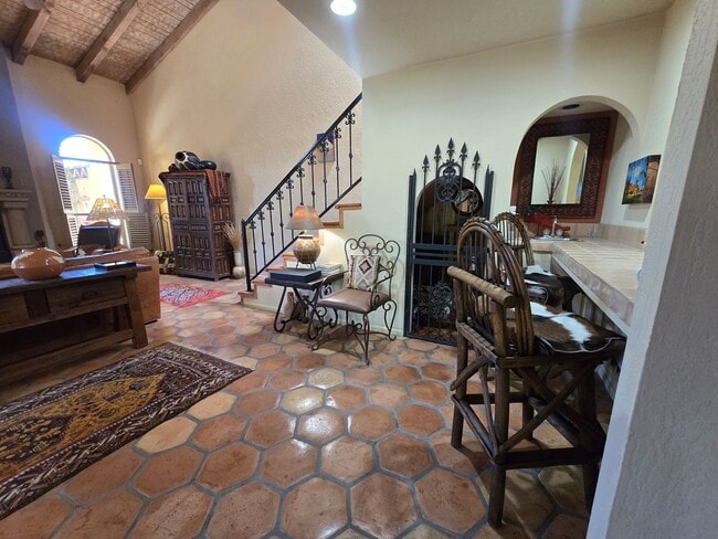 Building Photo - Furnished, 6-12 month rental