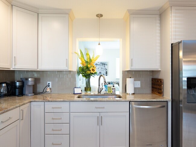 Building Photo - Luxury Seasonal Furnished Rental "Charming...