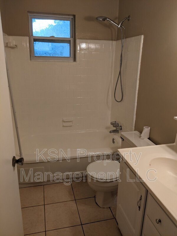 Building Photo - 412 Barnhill Dr