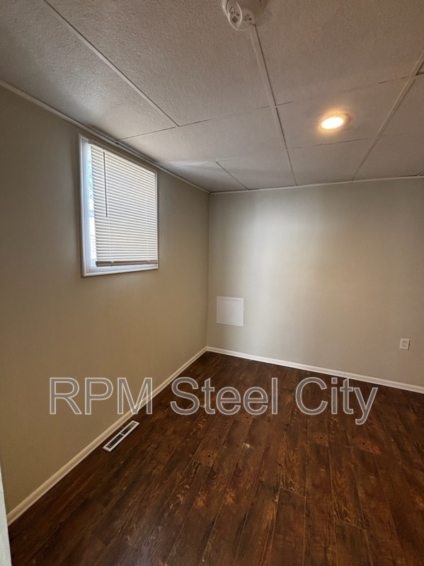 Building Photo - 927 E 1st St