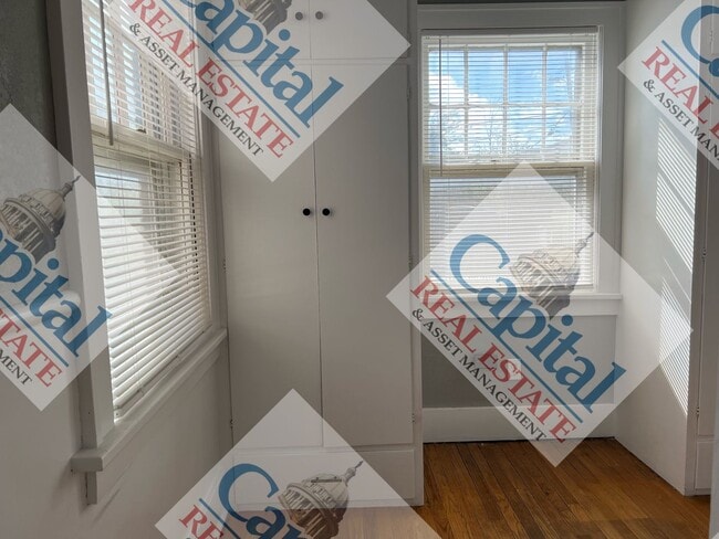 Building Photo - Cozy 2 Bedroom