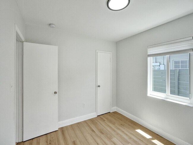 Building Photo - 1713 NE 15th Ave