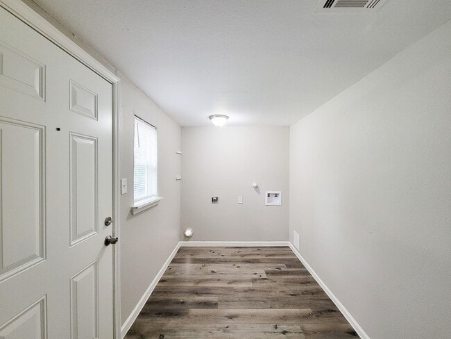 Building Photo - 5606 Willow Glen Dr