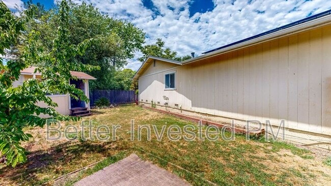 Building Photo - 832 S Orchard Ave