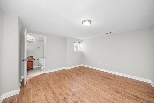 Building Photo - Charming 2BR Garden Unit in Bronzeville