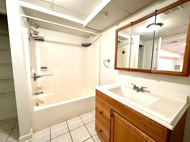 Building Photo - 533 Inwood Dr