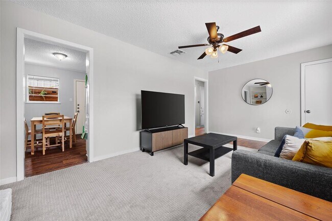 Building Photo - 2203 Ventura Dr