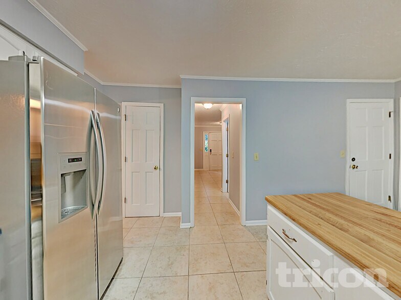 Building Photo - 215 Comstock Ct