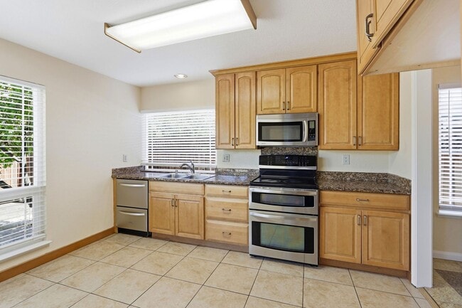 Building Photo - 663 Albion Dr