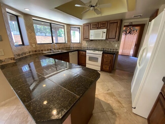 Building Photo - Spacious 2bd/2bath + Den home in Catalina ...