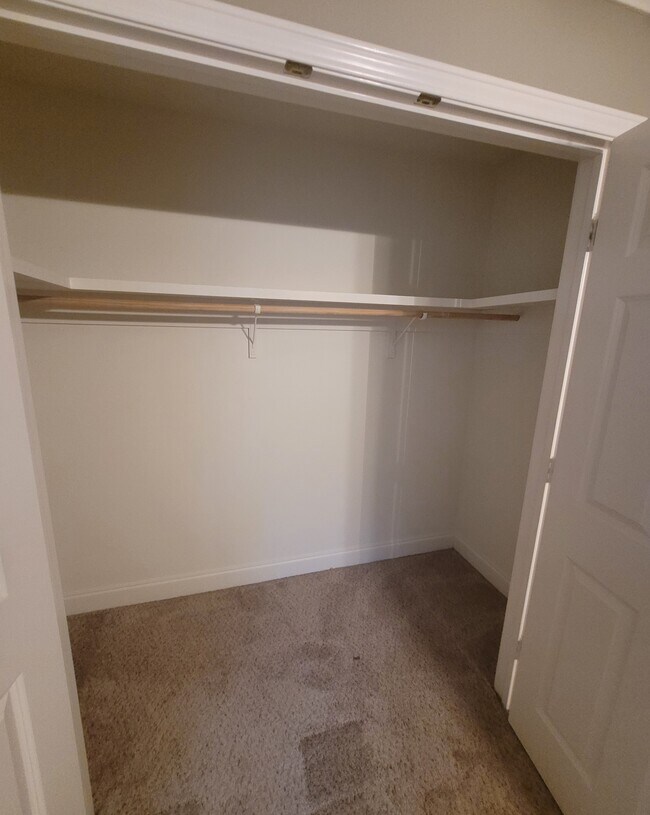 Building Photo - 8 Townhouse Cv