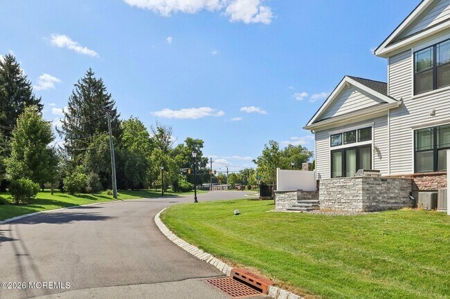 Building Photo - 2 Dogleg Ln
