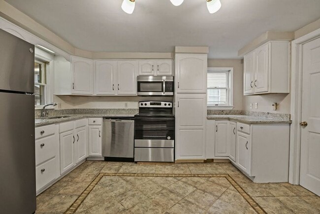 Building Photo - Newly Renovated 4-Bedroom House with Moder...