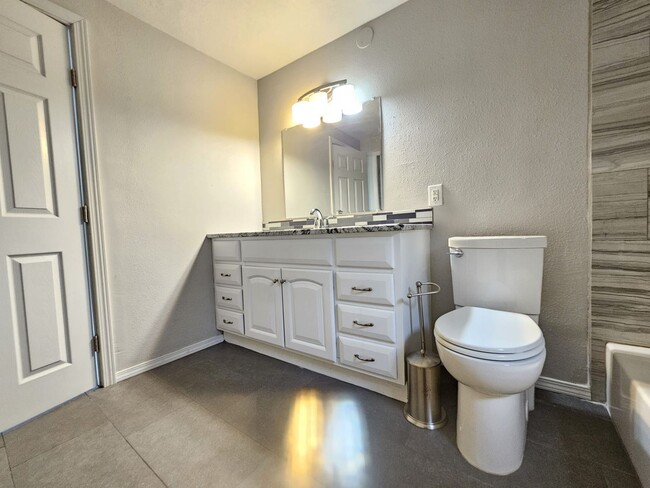 Building Photo - Gorgeous 2 bedroom in Barelas! Great location. Washer/Dryer.