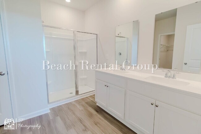 Building Photo - Modern Features, Classic Comfort!